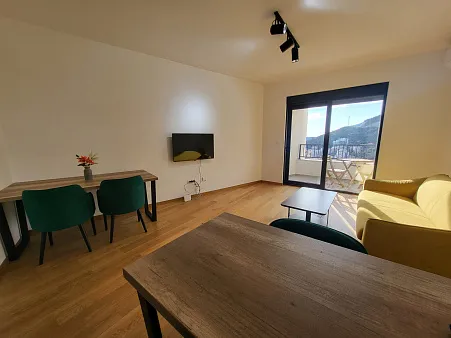 Möblierte Wohnung mit einem Schlafzimmer, Meerblick und Garagenplatz in einem neuen Gebäude